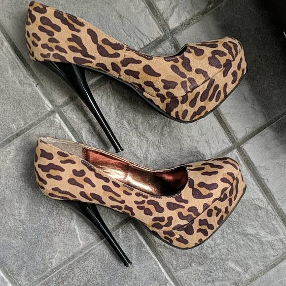 Shoes - Picture 2 of 4